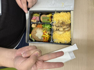 デジタルキャリアラボ新宿オフィスのランチ会で、利用者と職員が笑顔で食事や交流を楽しむ様子
